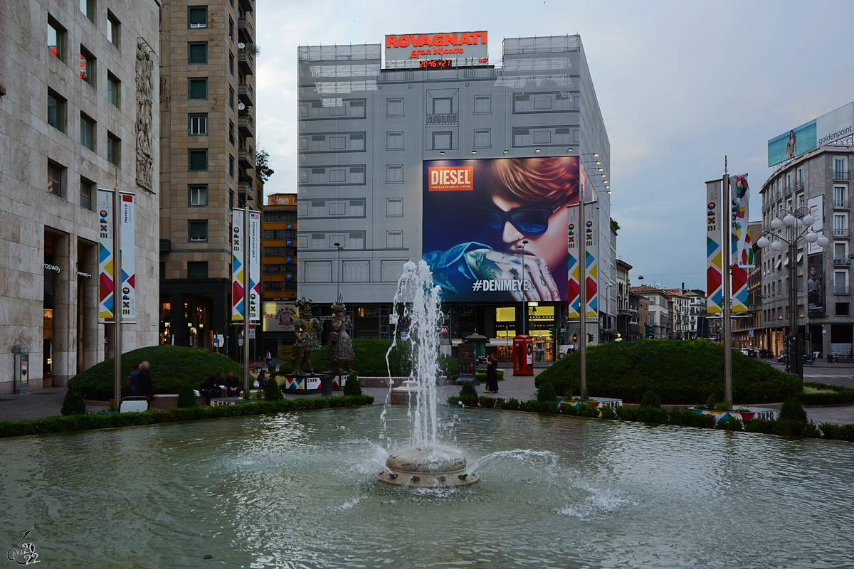 Der Piazza San Babila existiert bereits seit der Rmerzeit . (Mailand, Juni 2104)