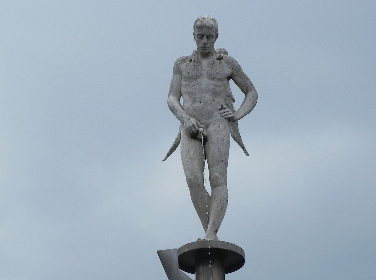 Der  pinkelnde Engel , eine Figur des belgischen Knstlers Wim Delvoye, am 20.07.22 an der Driehoeksplein in Knokke-Heist an der belgischen Nordseekste.
