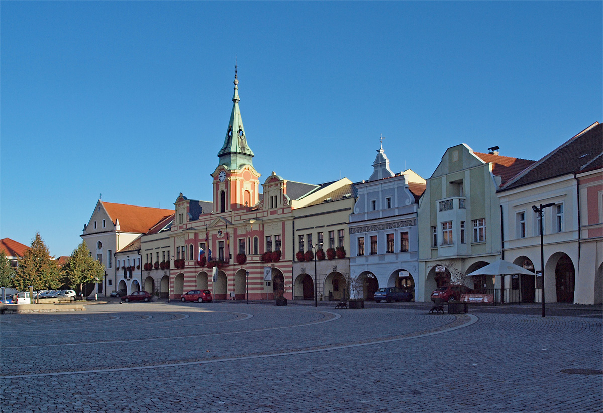 Der Platz des Friedens in Mělnk hat sicher die Funktion eines Marktes, samstags sind dort sehr viele Stnde aufgebaut. An anderen Tagen im Herbst wie hier am 09.10.21017 ist dort morgens noch nicht viel Betrieb. Ein kleines Juwel sicher das Rathaus halb links.