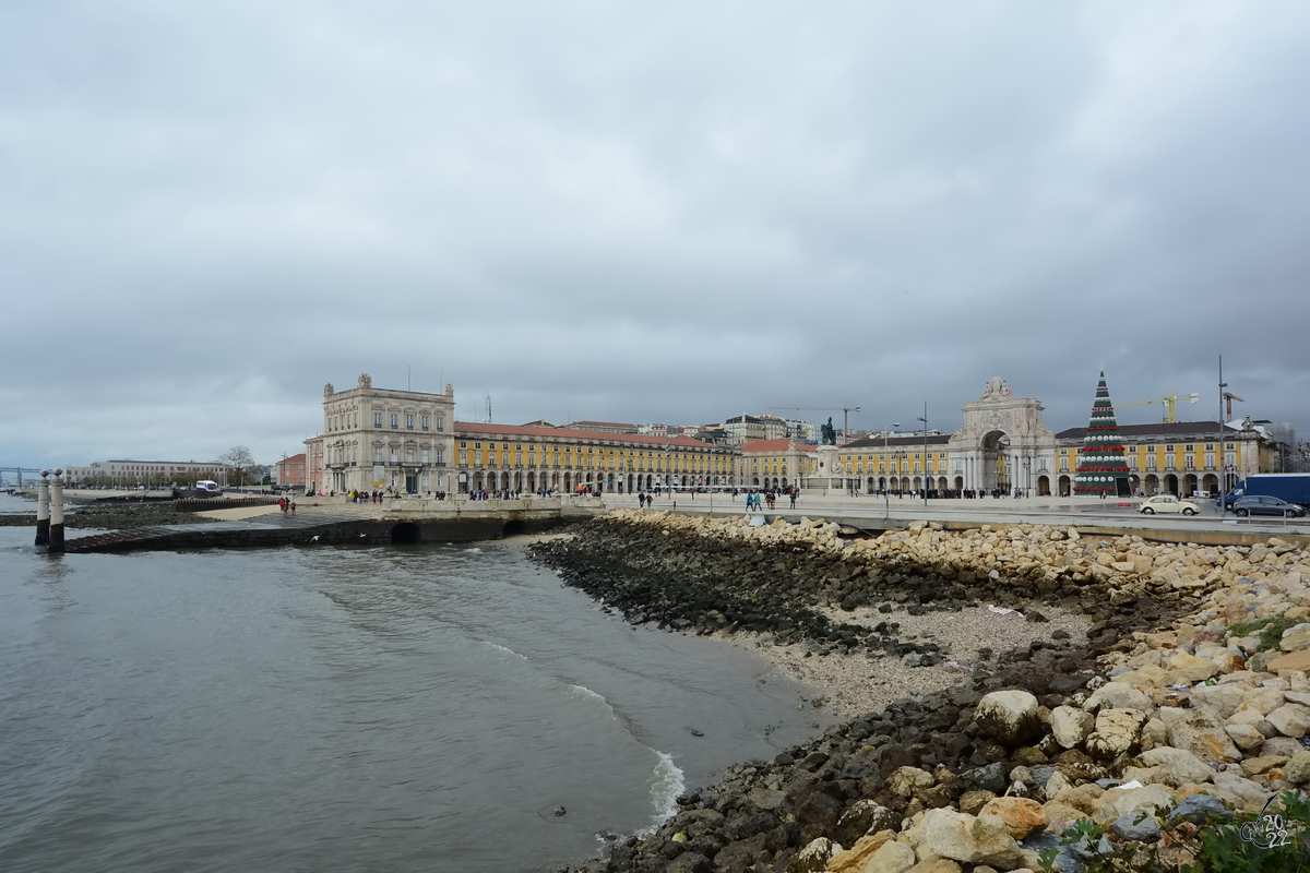 Der Platz des Handels (Praa do Comrcio) fhrt vom Fluss Tejo in die Innenstadt von Lissabon. (Dezember 2016)