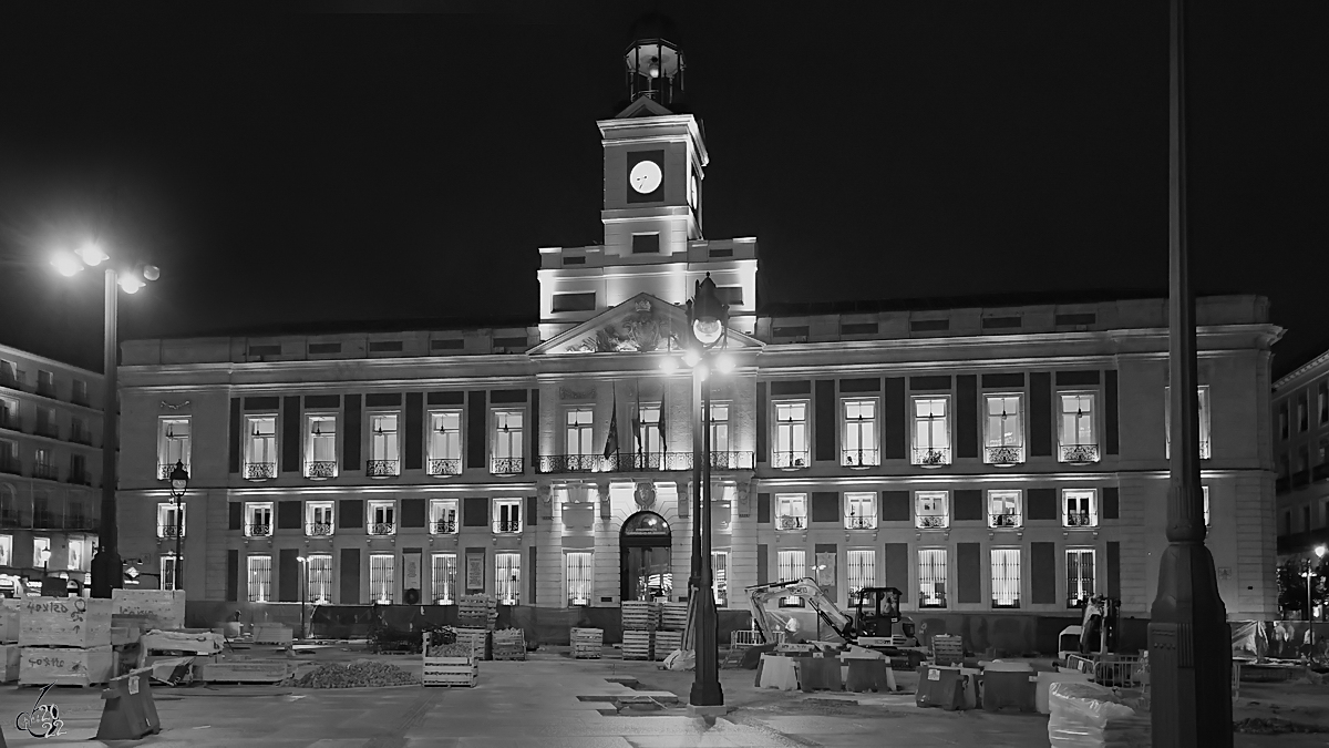 Der Platz  Tor der Sonne  (Plaza de la Puerta del Sol) ist einer der bekanntesten und meistbesuchten Pltze Madrids und wird aktuell renoviert. Im Hintergrund das 1768 fertiggestellte ehemalige Postamt (Casa de Correos), welches heute als Regierungssitz der autonomen Gemeinschaft Madrid (Comunidad de Madrid ) dient. (November 2022)