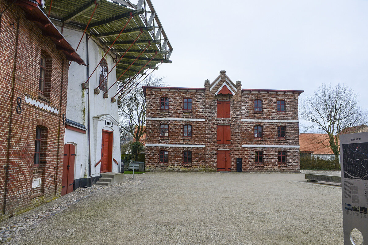 Der Platz vor der Hollndermhle in der Kleinstadt Hjer (deutsch Hoyer) in Nordschleswig. Aufnahme: 18. Mrz 2024.