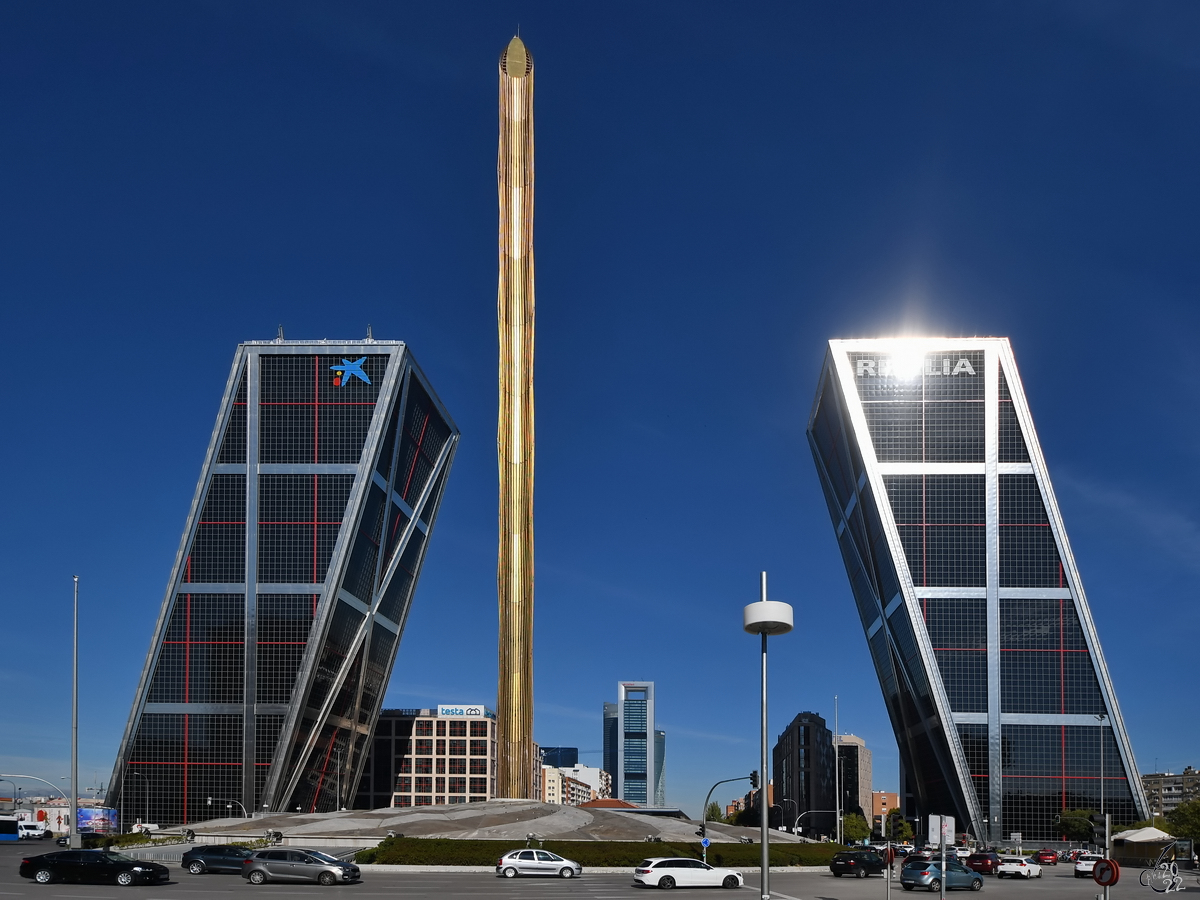 Der Plaza Castilla mit dem 92 Meter hohen goldenen Obelisken und die beiden 115 Meter hohen und im Winkel von 15 Grad zueinander geneigten Zwillingstrme im Madrider Stadtteil Chamartn steht fr das Moderne Madrid. (November 2022)