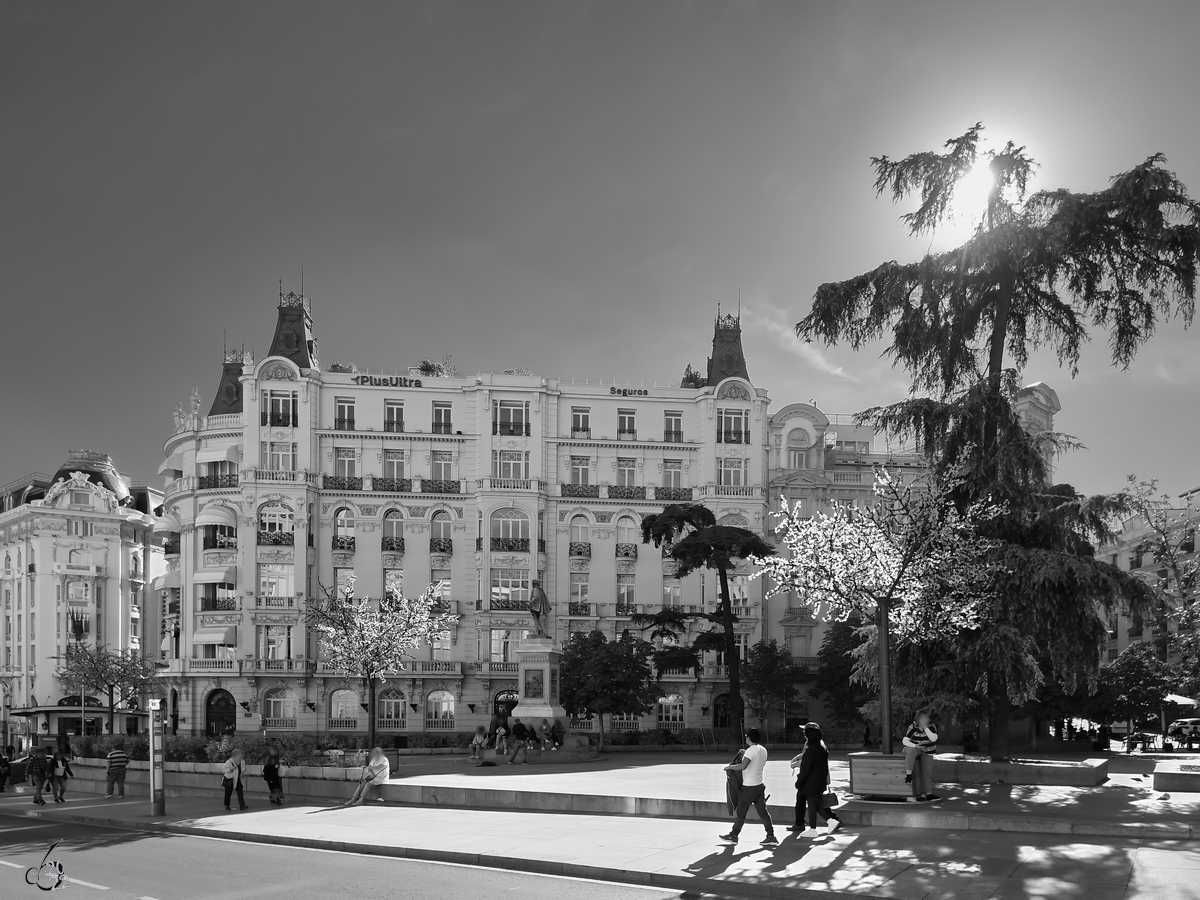 Der Plaza de las Cortes mit dem von 1911 bis 1913 gebauten Edificio Groupama. (Madrid, November 2022)
