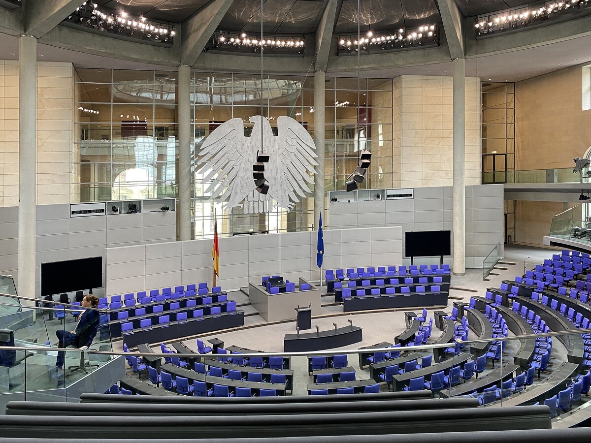 Der Plenarsaal des Reichtags in Berlin gesehen von Besucherterrasse am 14. April 2022.