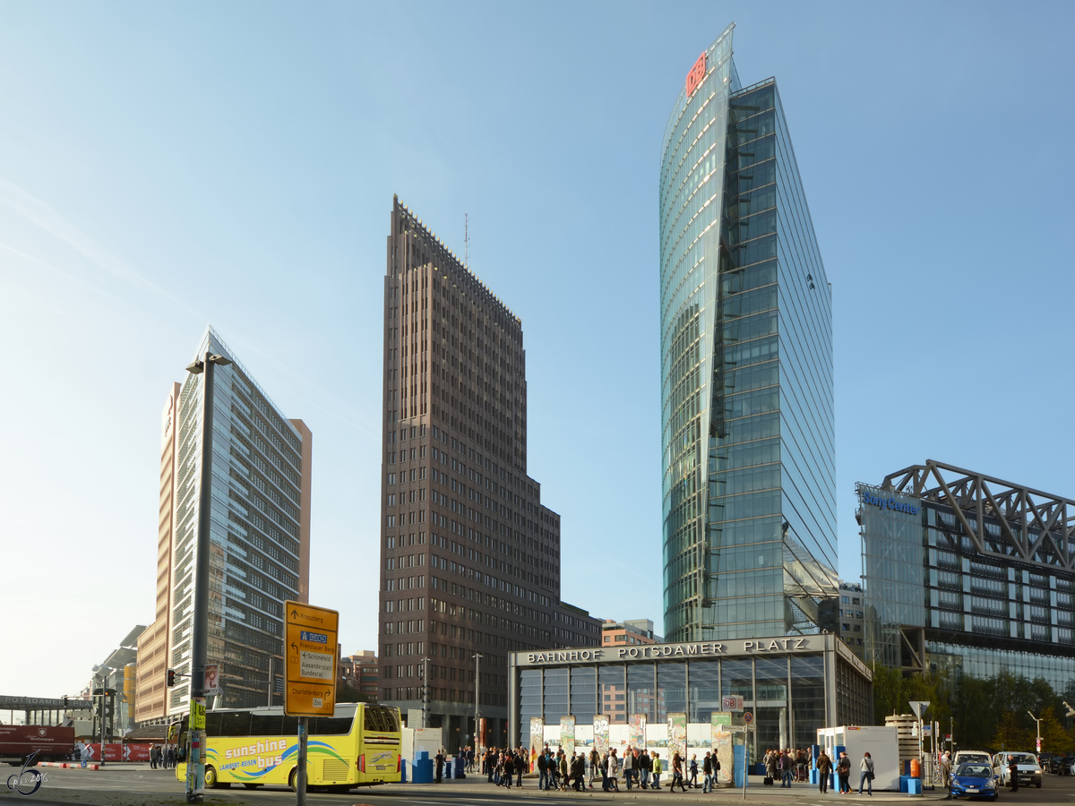 Der Potsdamer Platz mit den drei markanten Hochhusern Forum-Tower, Kollhoff-Tower und Bahntower. (Berlin-Mitte, November 2014)