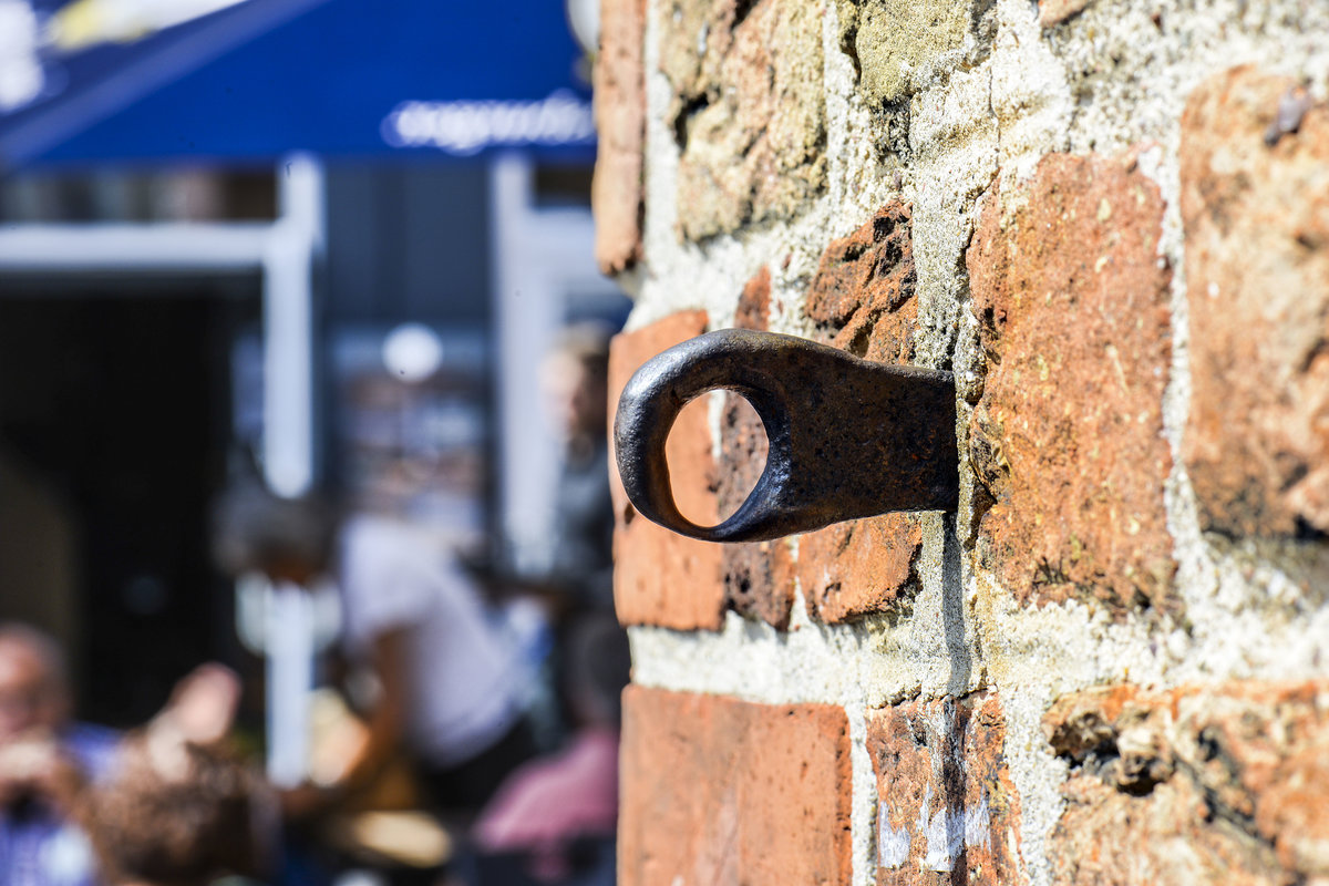 Der Pranger am Nordermarkt in Flensburg diente im Mittelalter dazu, Schand- oder Ehrenstrafen zu vollstrecken, die von der niedren Gerichtsbarkeit festgesetzt wurde. An die Kette kamen zum Beispiel Ehebrecher, Gotteslsterer und Diebe. Aufnahme: 18. Juli 2020. 