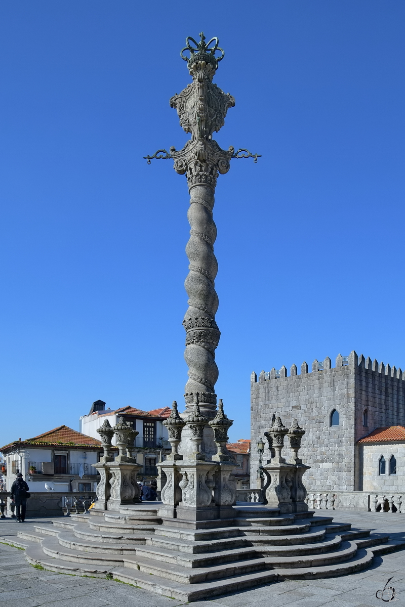 Der Pranger (Pelourinho do Porto) auf dem Domplatz S in Porto. (Januar 2017)