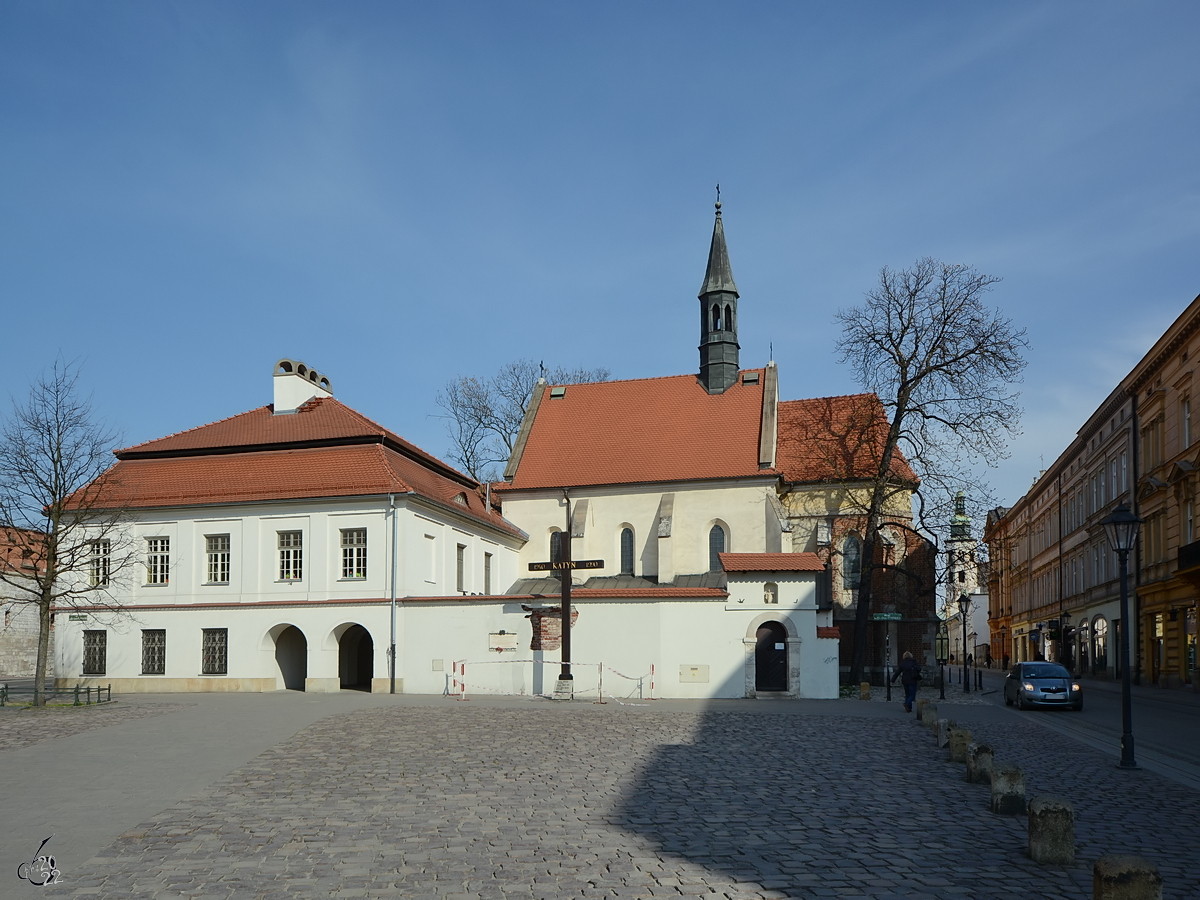 Der Prister-Adam-Studziński-Platz in Krakau, im Hintergrund die Kirche St. Giles und das Kreuz von Katyn. (April 2014)