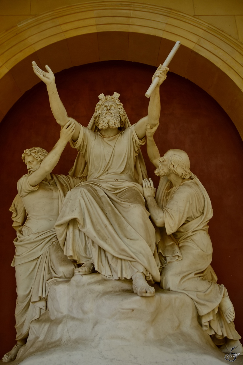 Der Prophet Mose, gesttzt von den Hohepriestern Aaron und Hur an der Sdwand des Arkadengangs der Friedenskirche. (Potsdam, November 2014)