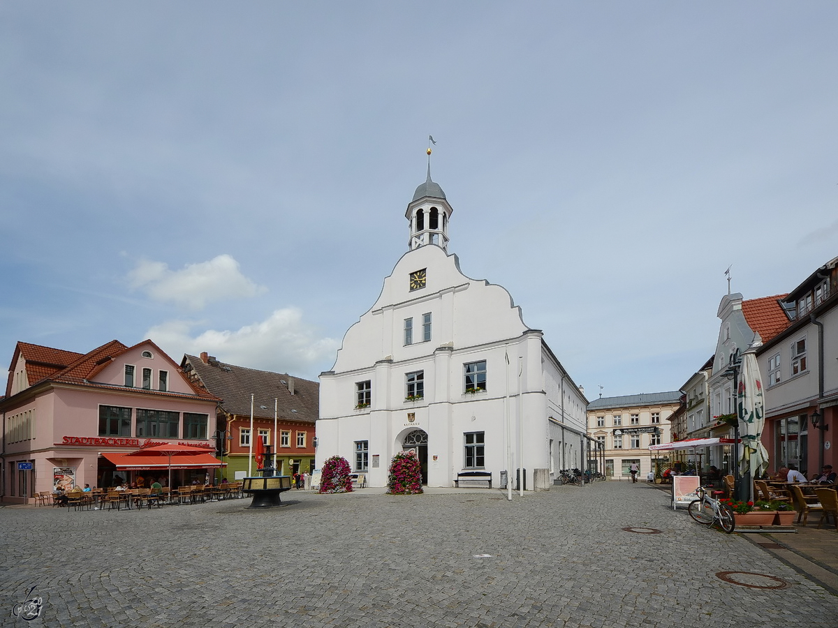 Der Rathausplatz in Wolgast mit dem historischen Rathaus, das Anfang des 18. Jahrhunderts errichtet wurde. (August 2013)