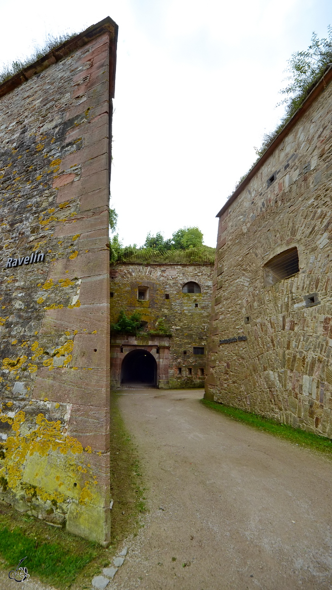 Der Ravelin (deutsch: Wallschild) der Festung Ehrenbreitstein ist 13 Meter hoch. (Koblenz, September 2013)