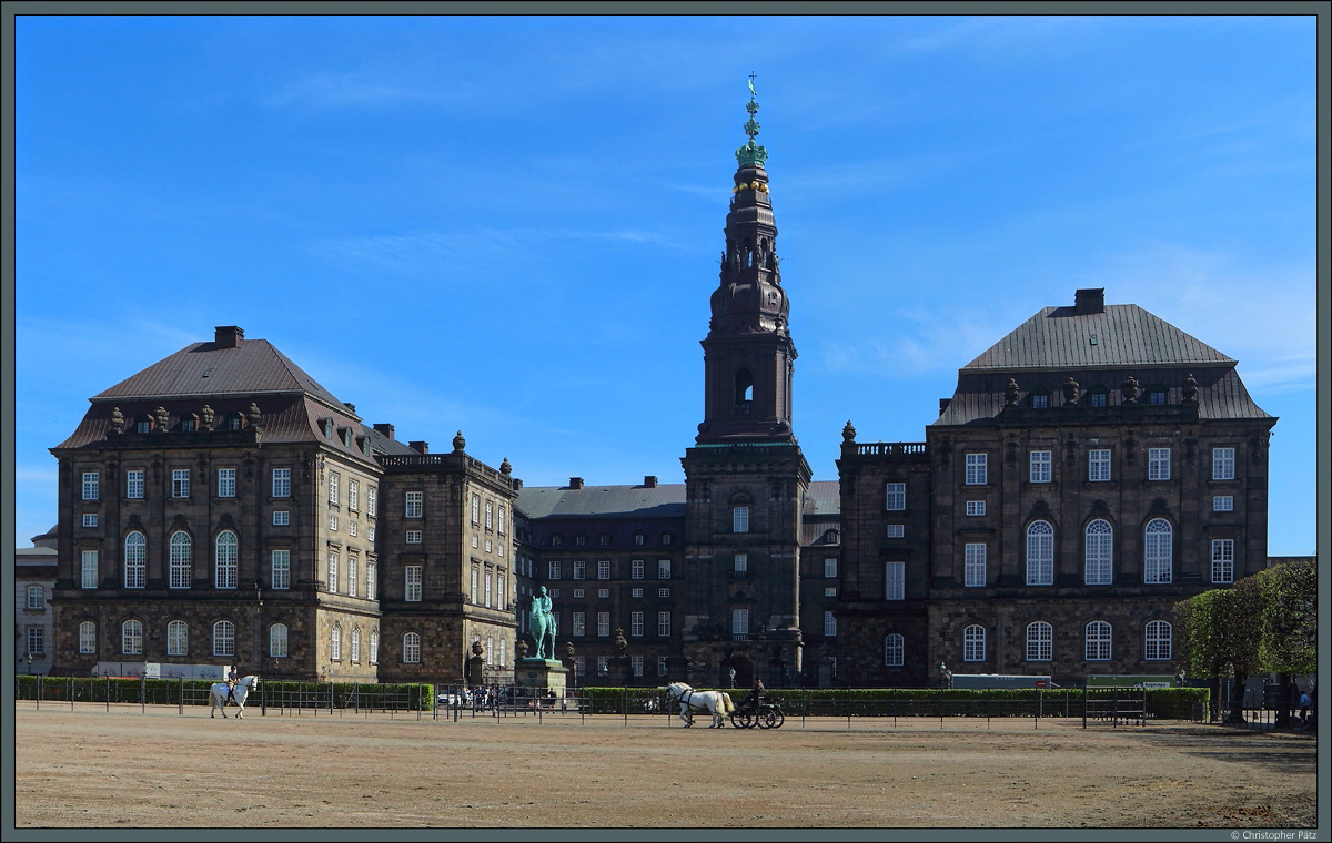 Der Regierungssitz Dänemarks ist das Schloss Christiansborg auf der Insel Slotsholmen. Davor befindet sich ein großer Reitplatz. (26.04.2019)