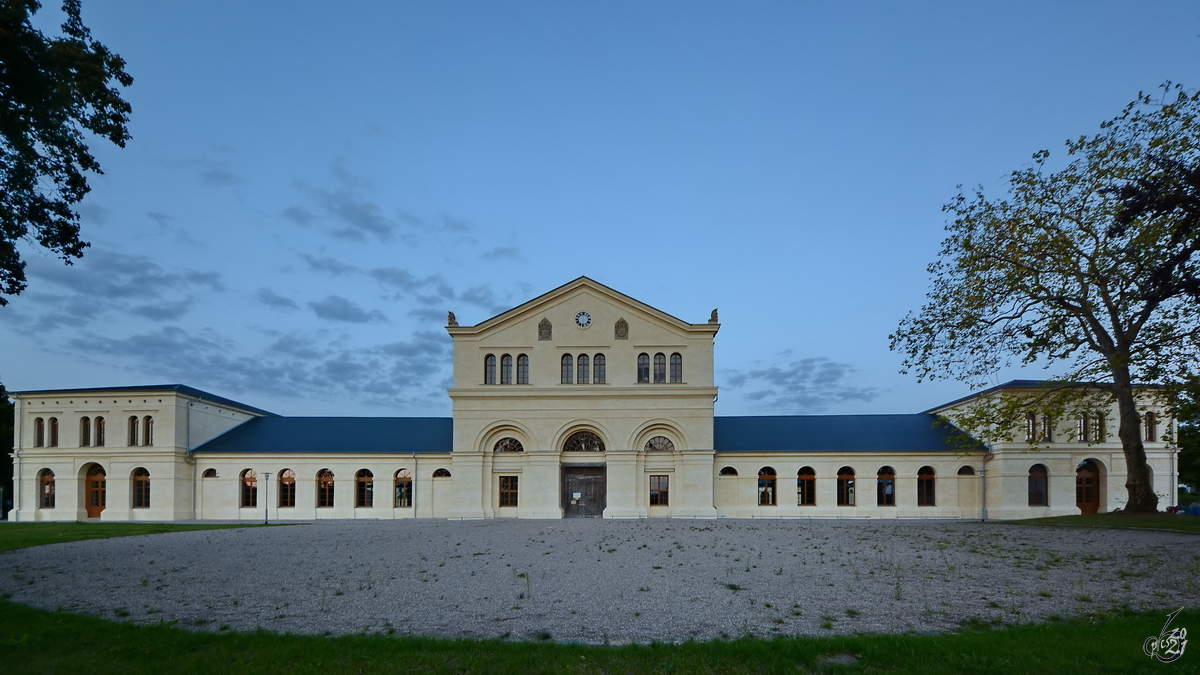 Der restaurierte Marstall zum Schloss in Basedow. (August 2014)