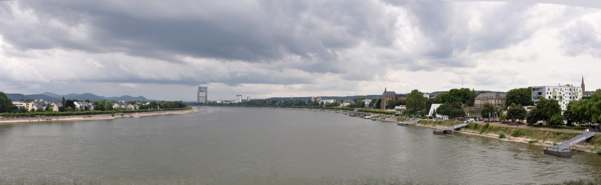 Der Rhein durch Bonn, links Beuel, rechts Bonn. Im Hintergrund der Telekom-Tower und links das Siebengebirge - 04.08.2013