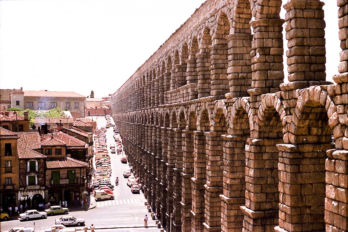 Der rmische Aqudukt von Segovia. Aufname: Juli 1986 (digitalisiertes Negativfoto).