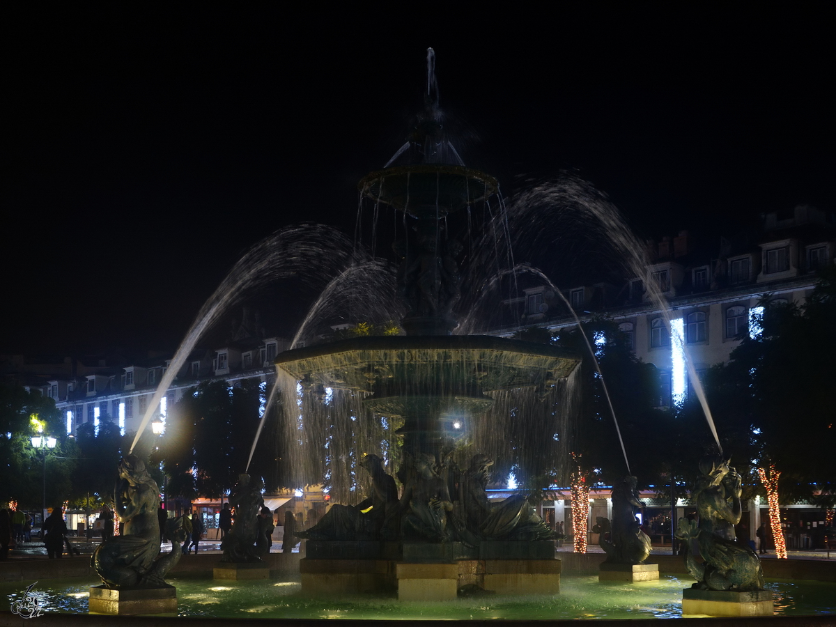 Der Rossio, offiziell Praa de D. Pedro IV, ist mit seinen beiden franzsischen Bronzebrunnen und der Bronzestatue Pedros IV. einer der drei wichtigsten innerstdtischen Pltze von Lissabon. (Lissabon, Dezember 2016)