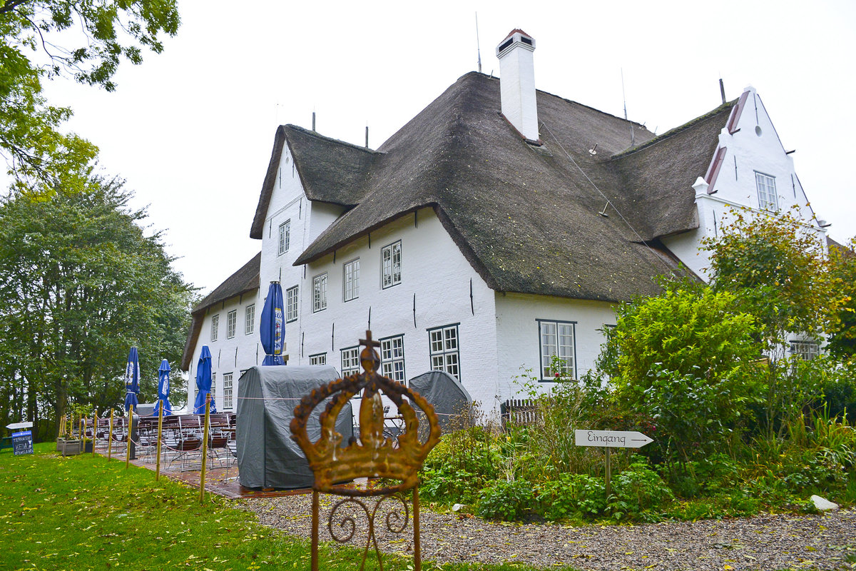 Der Rote Haubarg ist ein denkmalgeschtztes Haus in der Gemeinde Witzwort im Kreis Nordfriesland. Er gilt als der bekannteste Haubarg. Er war der berlieferung nach nicht wie andere Huser dieser Art mit Reet gedeckt, sondern mit roten Ziegeln, und wurde daher Roter Haubarg genannt. Aufnahme: 20. Oktober 2020.