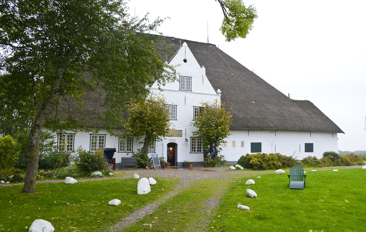 Der Rote Haubarg ist ein historischer Bauernhof aus dem 17. Jahrhundert und liegt auf der Halbinsel Eiderstedt. Entgegen seinem Namen, ist er nicht rot, sondern wei, gedeckt mit einem riesigen Reetdach. Aufnahme: 20. Oktober 2020.