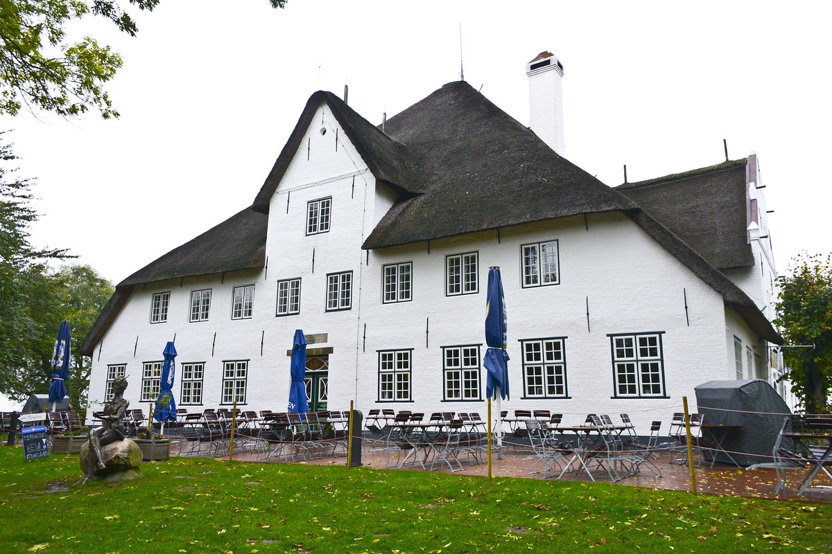 Der Rote Haubarg liegt sdlich der Gemeinde Simonsberg im Adolfskoog auf der Halbinsel Eiderstedt. Von der Nordsee ist er ungefhr 1,5 Kilometer entfernt. Der Rote Haubarg ist fr die ffentlichkeit zugnglich. Er wird als Restaurant und Museum betrieben. Das Restaurant befindet sich in den ehemaligen Wohnrumen. Im Museum wird eine Ausstellung zur Geschichte der Eiderstedter Landwirtschaft gezeigt. Aufnahme: 20. Oktober 2020.