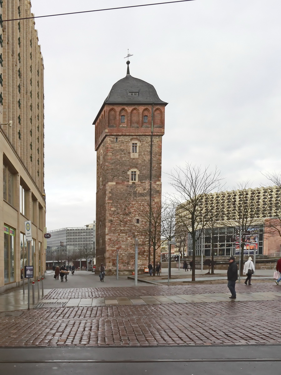 Der Rote Turm im Zentrum von Chemnitz ist das Wahrzeichen der Stadt Chemnitz und deren ltestes erhaltenes Bauwerk, gesehen am 01. Dezember 2018.