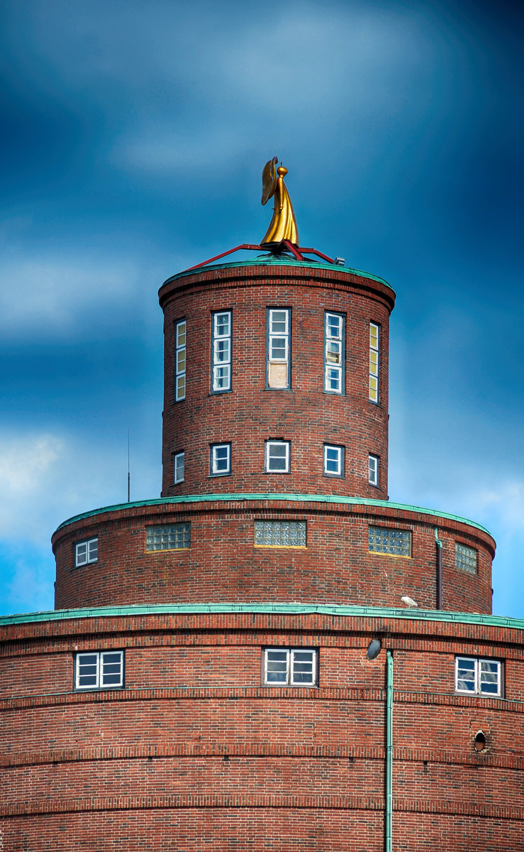 Der Rundsilo oder Rundspeicher am Hafen von Eckernfrde ist ein ehemaliger Silo. Das markante Backsteingebude wurde 1931 als Getreidesilo fr eine Futtermittelfabrik errichtet. Das Bauwerk im Stil der Neuen Sachlichkeit mit Anklngen an die Heimatschutzarchitektur wurde 1972 ins Denkmalbuch eingetragen. Aufnahme: 11. Mai 2020.