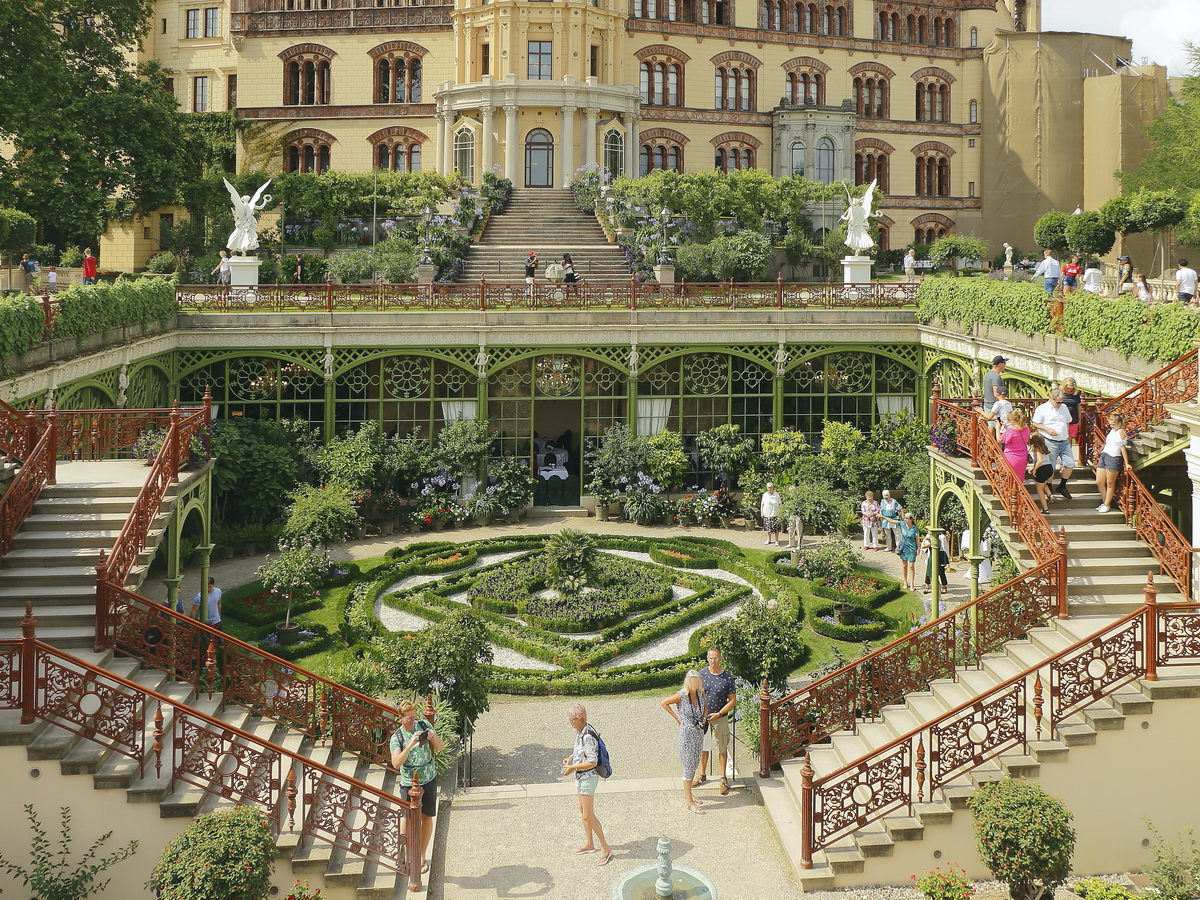 Der Schlossgarten des Schweriner Schloss in voller Blte im August 2019.