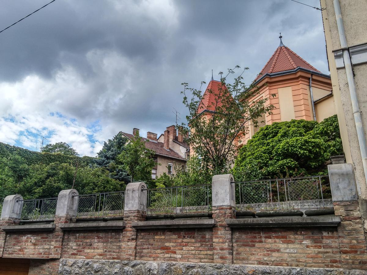 Der schne Hof tarnt etwas vom dahinten stehenden Gebude, das eigentlich ein Bro ist. Aufnahmedatum:21.05.2019