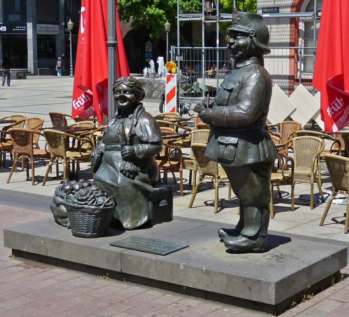 Der Schutzmann und die Marktfrau, gesehen in Koblenz. 06.2022