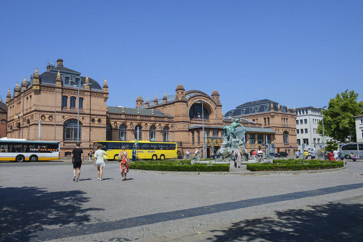 Der Schweriner Hauptbahnhof befindet sich im Stadtteil Paulsstadt, nordwestlich des Stadtzentrums der mecklenburg-vorpommerschen Landeshauptstadt Schwerin. Das reprsentative Empfangsgebude des Bahnhofs wurde in den Jahren 1889–1890 in historistischer Architektur unter Verwendung heller Verblendziegel fr die Fassade errichtet. Aufnahme: 18. Juni 2022.