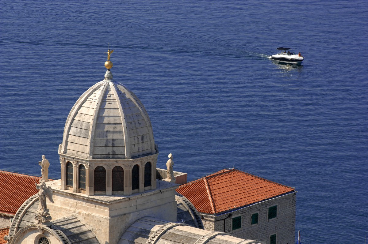 Der St. Jakov-Dom von ibenik von der St. Anna Festung aus gesehen. Aufnahmedatum: 16. Juli 2009.
