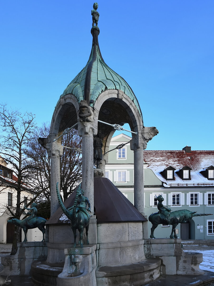 Der St.-Mang-Brunnen in Kempten wurde 1905 im Jugendstil erbaut. (November 2023)