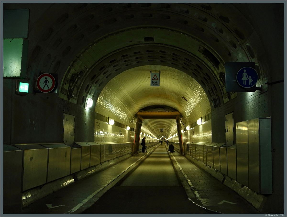 Der St. Pauli-Elbtunnel verbindet den gleichnamigen Hamburger Stadtteil mit der Elbinsel Steinwerder. Er wurde 1911 errichtet und wird vor allem im Fu- und Radverkehr genutzt. Seit 2003 steht er unter Denkmalschutz. (Hamburg, 10.04.2018)