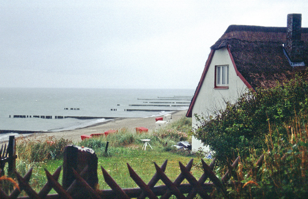 Der Strand vor Ahrenshoop. Bild vom Dia. Aufnahme: August 2001.