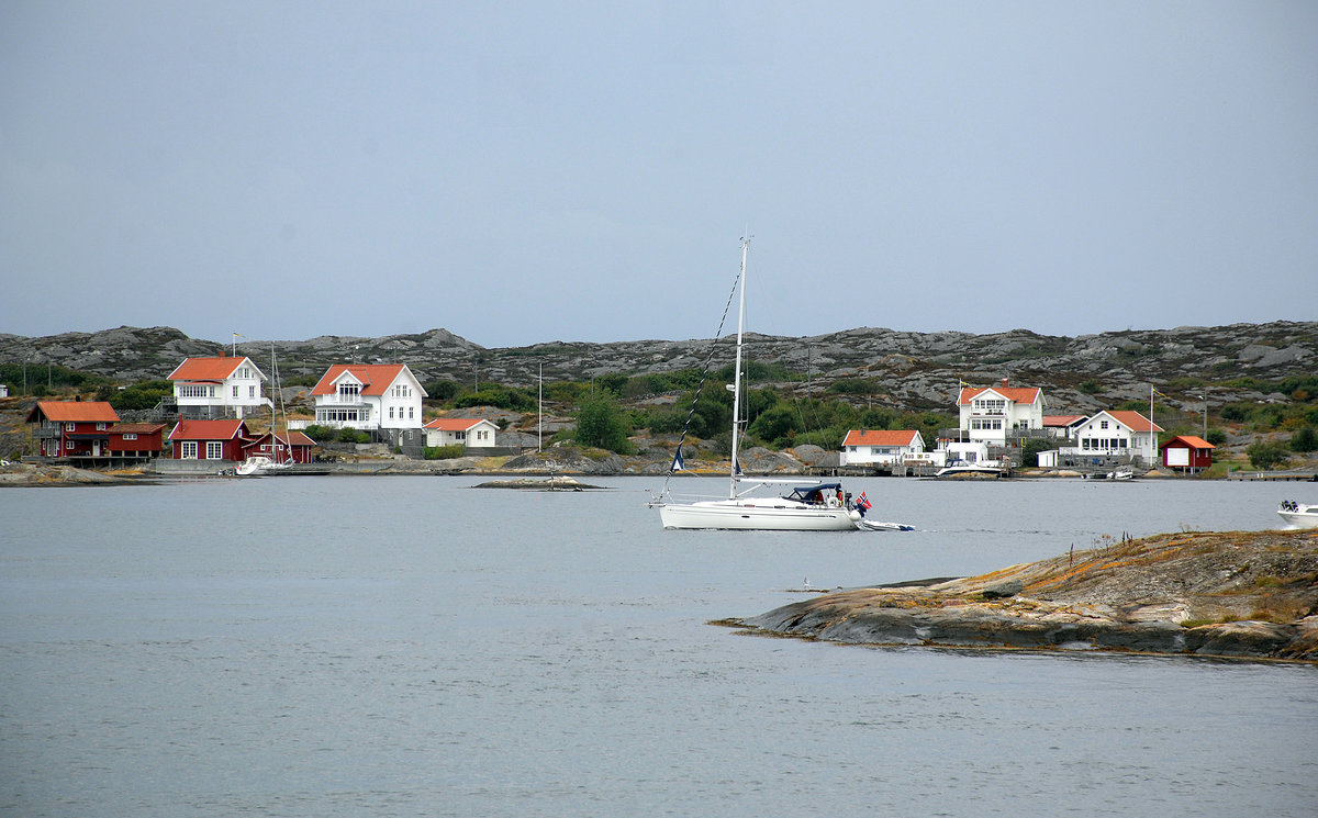 Der sdliche Teil von Gullholmen auf der Schreninsel Lille Hrman. Die Insel ist ein Teil der Bohuslner Schrenkste. Aufnahme: 3. August 2017.