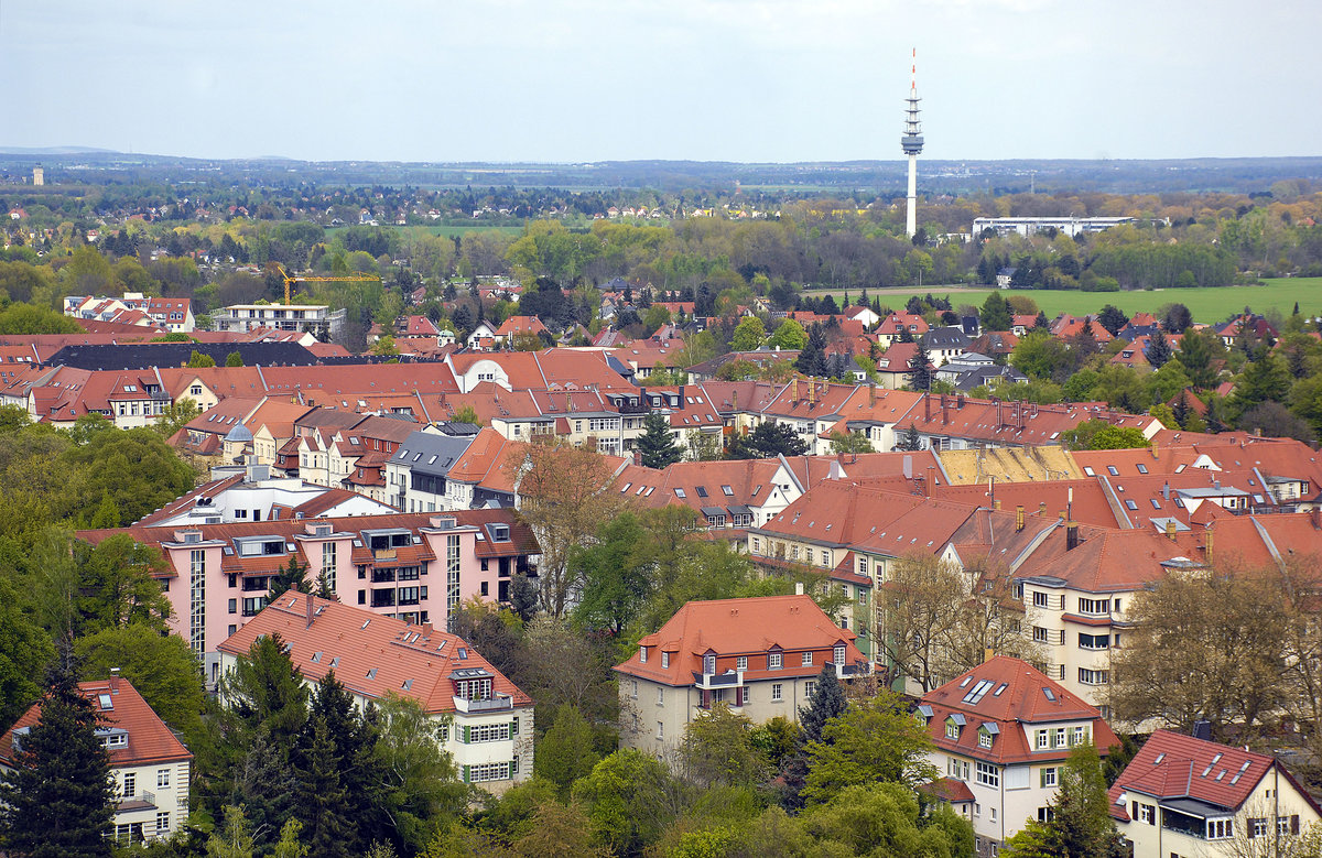 Der sdliche Teil von leipzig und Fernsehturm Leipzig-Holzhausen 132 m hoch (vom Vlerschlachtdenkmal aus gesehen). Aufnahme: 29. April 2017.