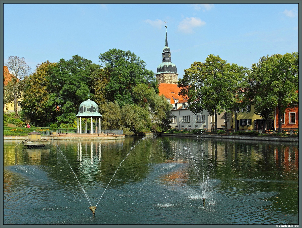 Der Teich am Schloss von Bad Lauchstdt bildet den stlichen Abschluss der historischen Kuranlagen. Im Hintergrund der Turm der Pfarrkirche. (16.09.2014)