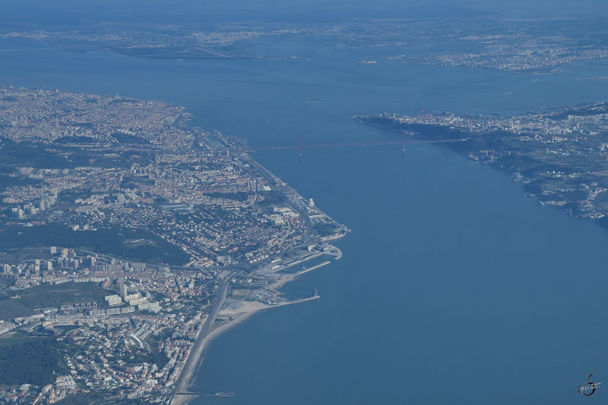 Der Tejo ist mit 1007 km der lngste Fluss der Iberischen Halbinsel und mndet bei Lissabon in den Atlantik.  (Januar 2017)