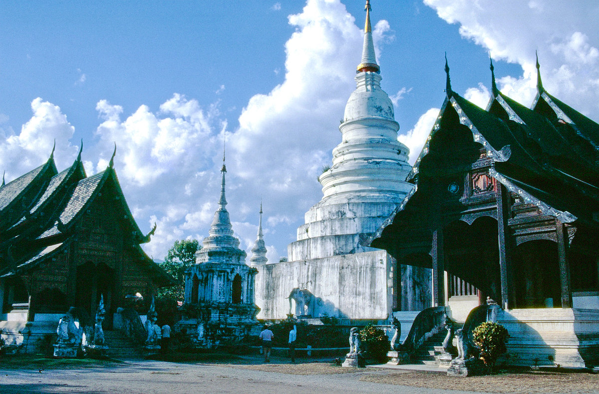 Der Tempel Wat Phra Singh in Chiang Mai. Bild vom Dia. Aufnahme: Februar 1989.
