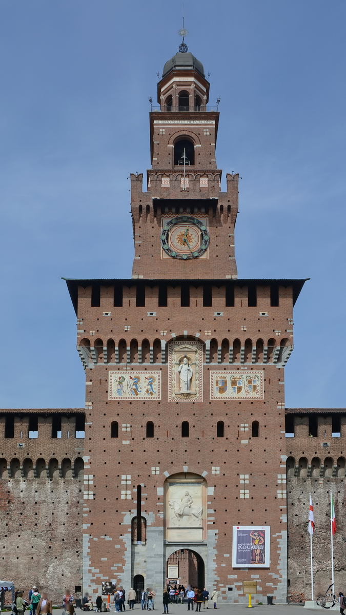 Der Torre del Filarete ist der Hauptturm des mittelalterlichen Castello Sforzesco. (Mailand, Juni 2014)