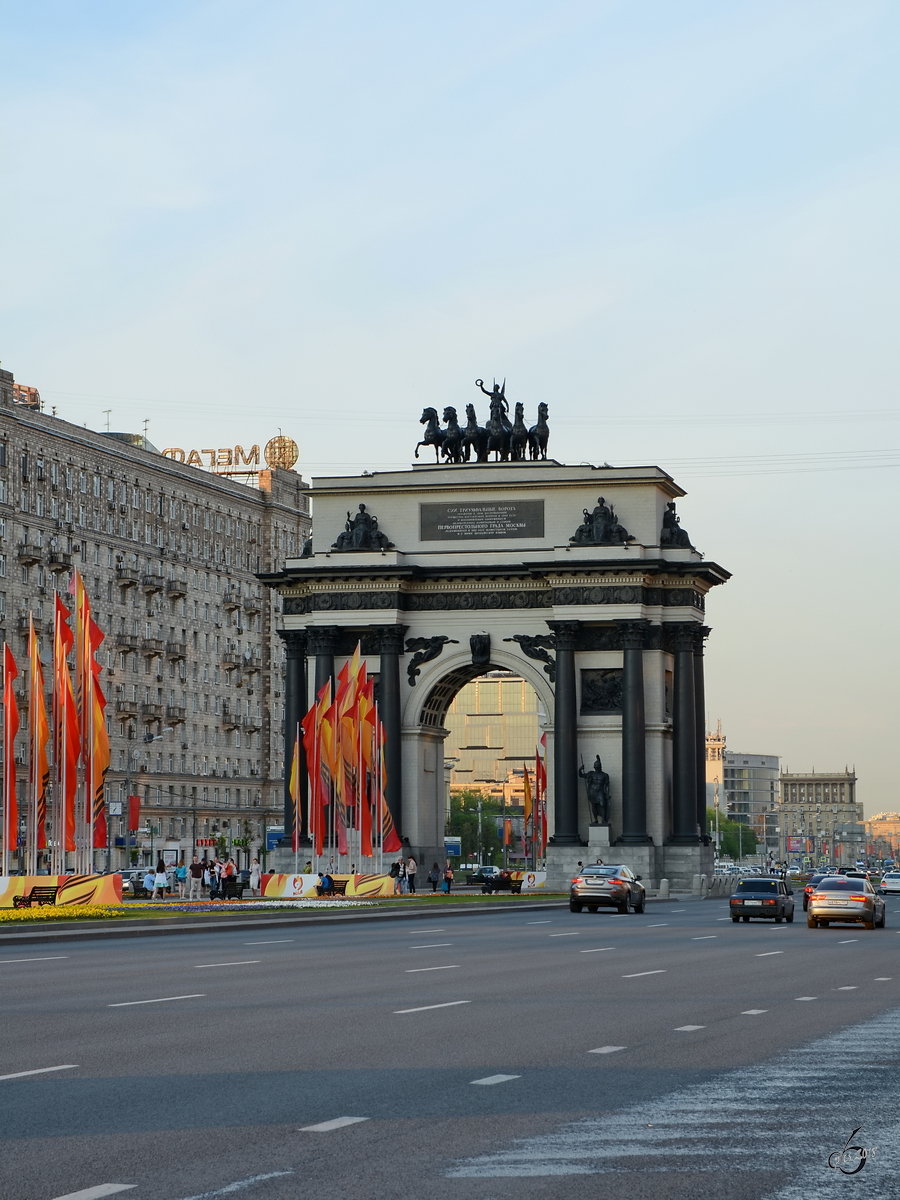 Der Triumphbogen Anfang Mai 2016 am Moskauer Siegesplatz.