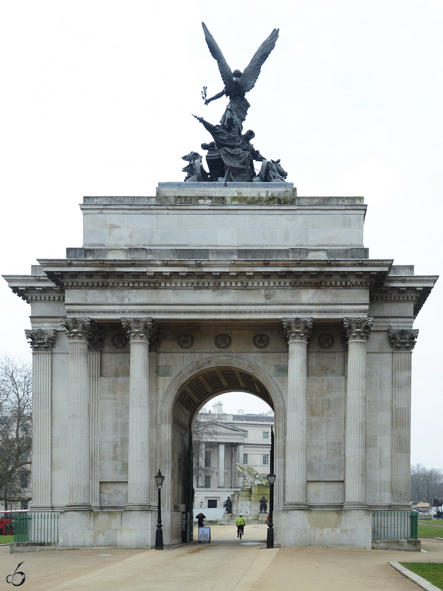 Der Triumphbogen  Wellington Arch  soll an die britischen Siege in den Napoleonischen Kriegen zu erinnern. (London, Mrz 2013)