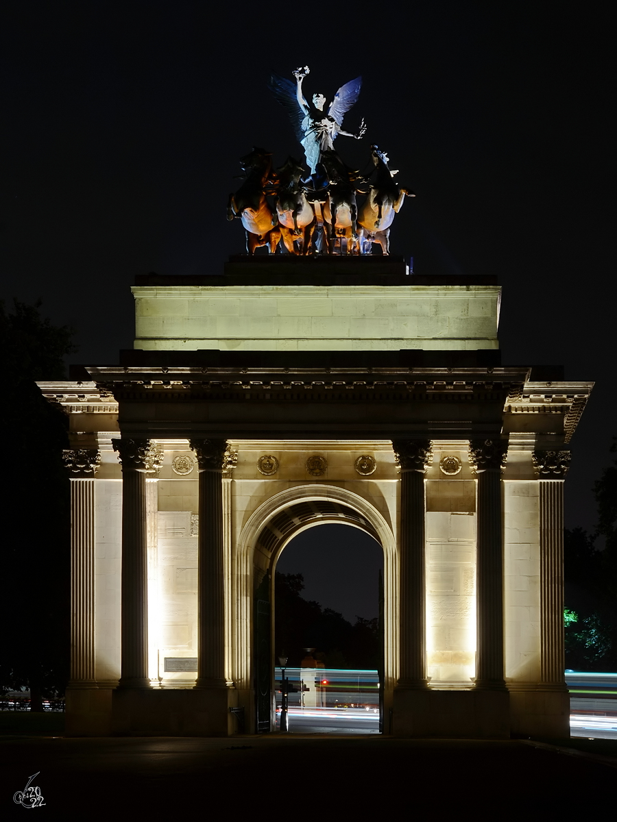 Der Triumphbogen Wellington Arch wurde zwischen 1826 und 1830 errichtet und soll an die britischen Siege in den Napoleonischen Kriegen erinnern. (London, September 2013)