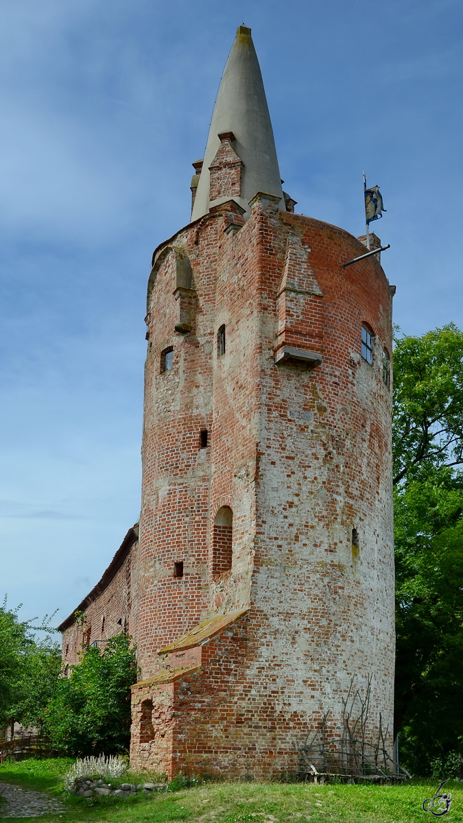 Der Turm der ab 1231 entstandenen Niederungsburg Klempenow. (August 2013)