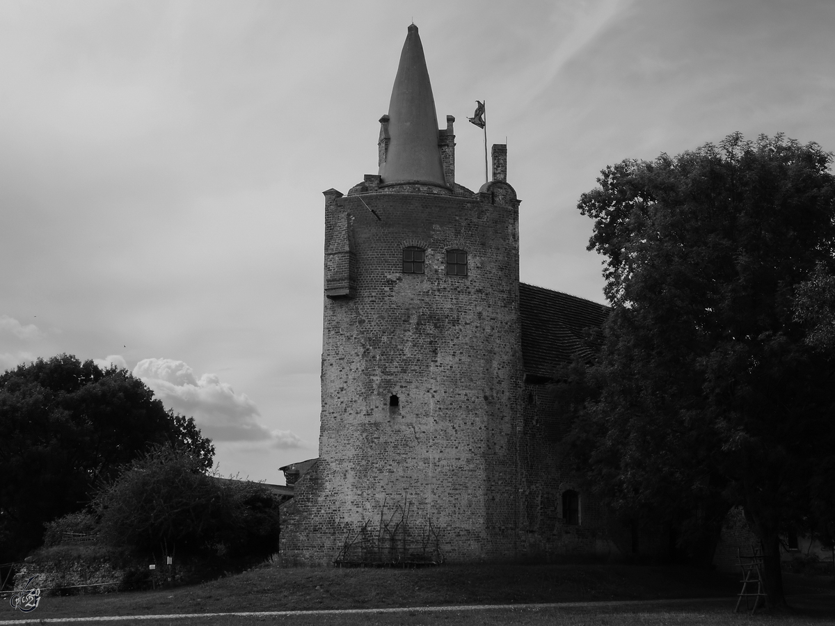 Der Turm der ab 1231 entstandenen Niederungsburg Klempenow, so gesehen Mitte August 2013 in Breest.