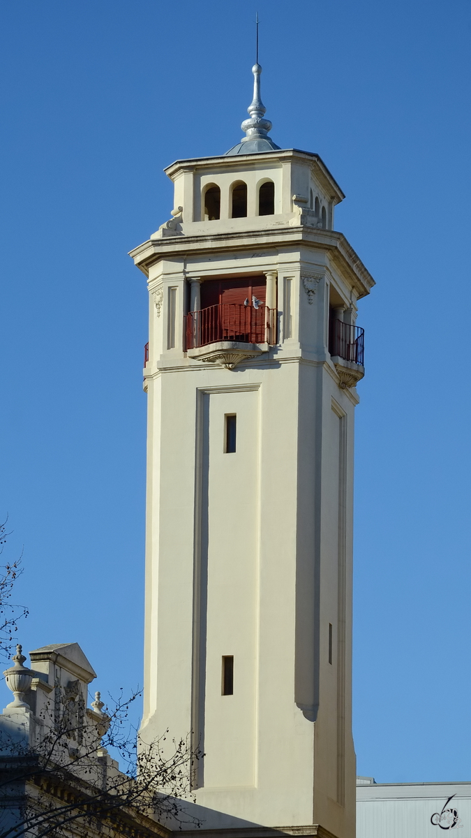Der Turm der alten Feuerwache in der Carrer de Lleida. (Barcelona, Februar 2013)