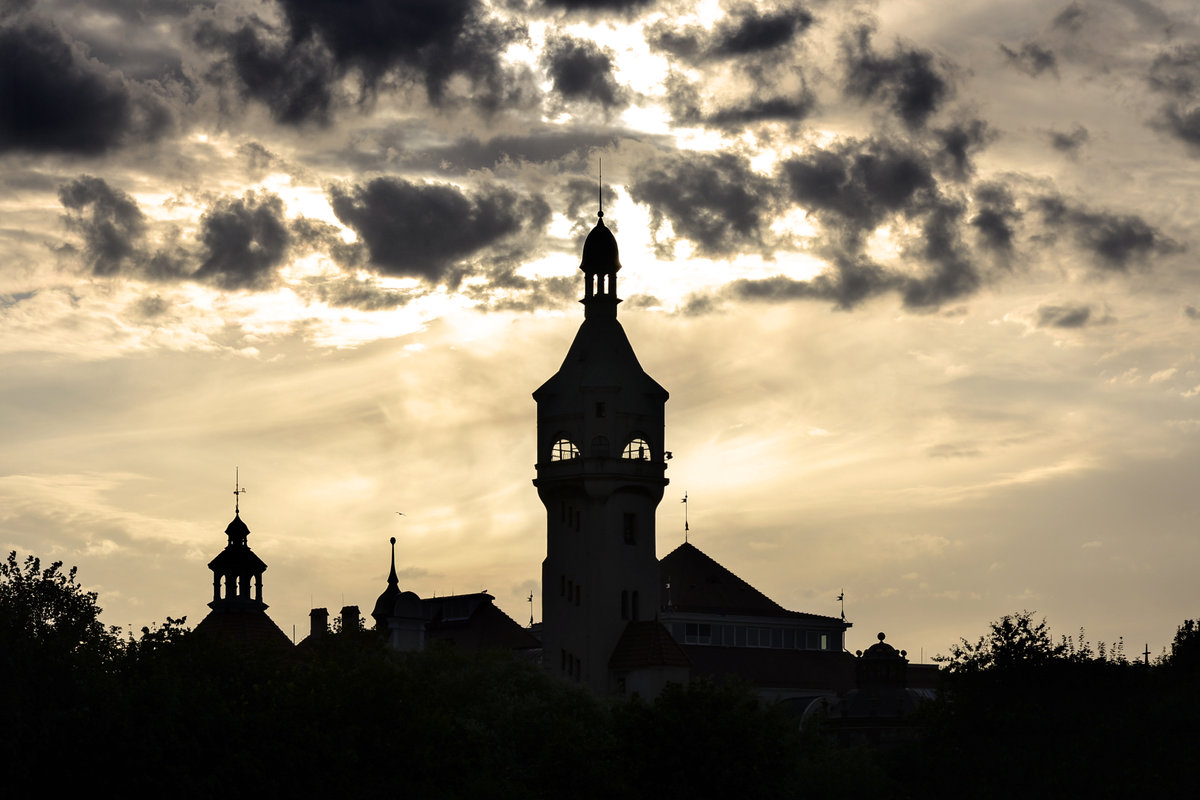 Der Turm am Kurpark in Zoppot / Sopot vom Sdstrand aus gesehen. Aufnahme: