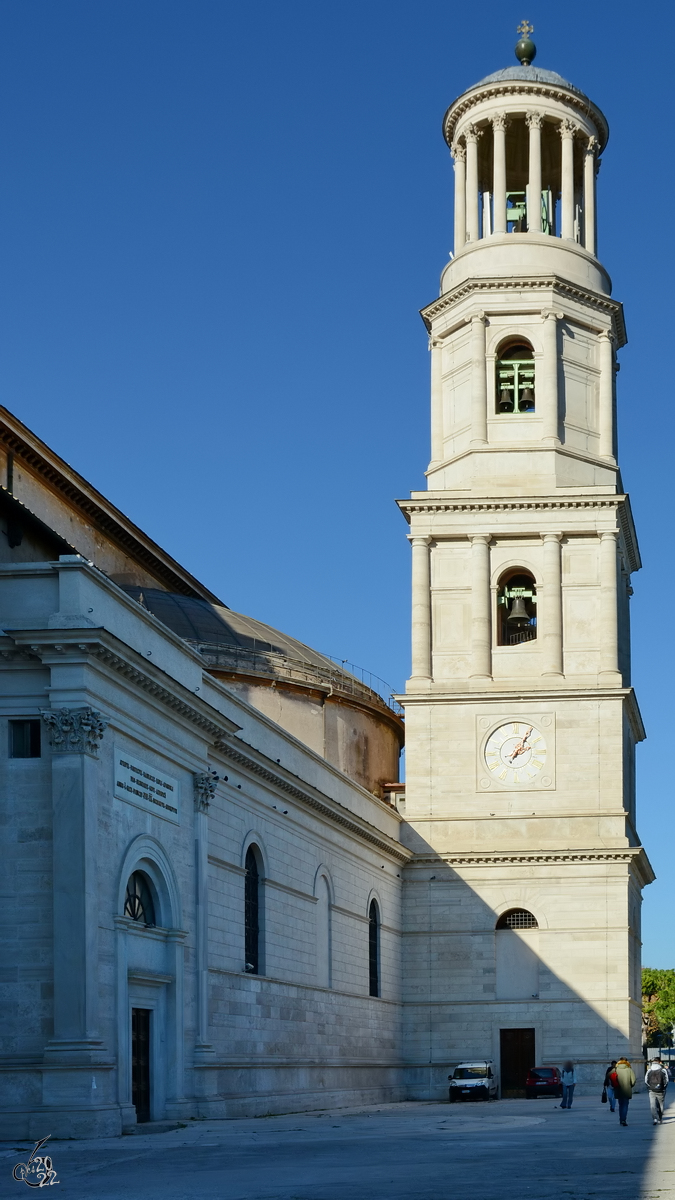 Der Turm der aus dem 4. Jahrhundert stammenden imposante Papstbasilika  Sankt Paul vor den Mauern  (San Paolo fuori le mura). (Rom, Dezember 2015)