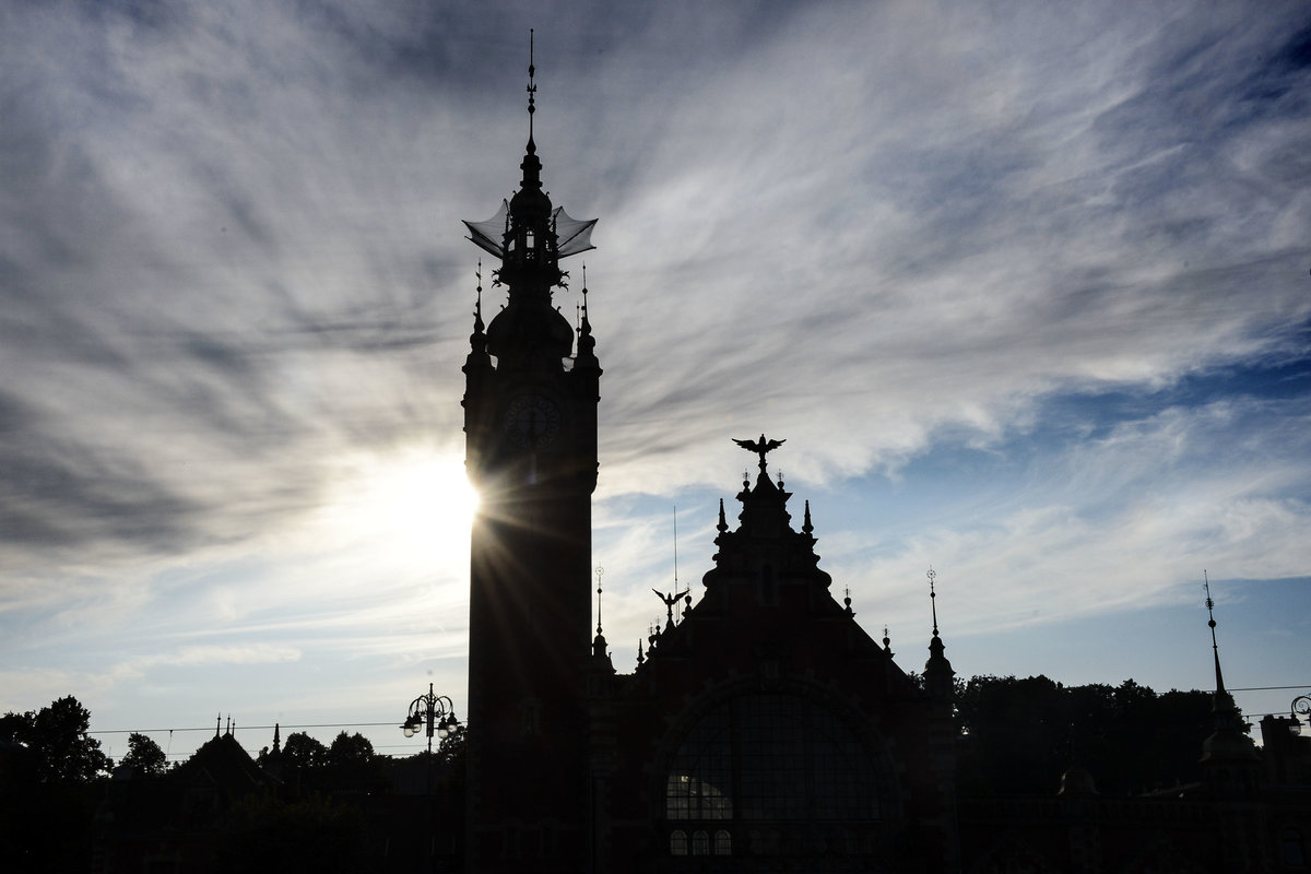 Der Turm des Danziger Hauptbahnhofs (Gdansk-Glwny) am Abend. Aufnahme: 13. August 1019.