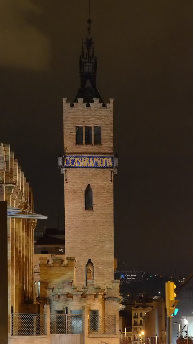 Der Turm des Kulturzentrums CaixaForum, welches 2002 erffnet wurde und sich in den Gebuden der ehemaligen Textilfabrik Fbrica Casaramona befindet. (Februar 2013)